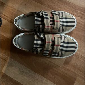 KIDS BURBERRY SNEAKERS.